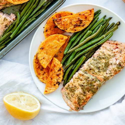 High-protein roasted salmon with squash and green beans