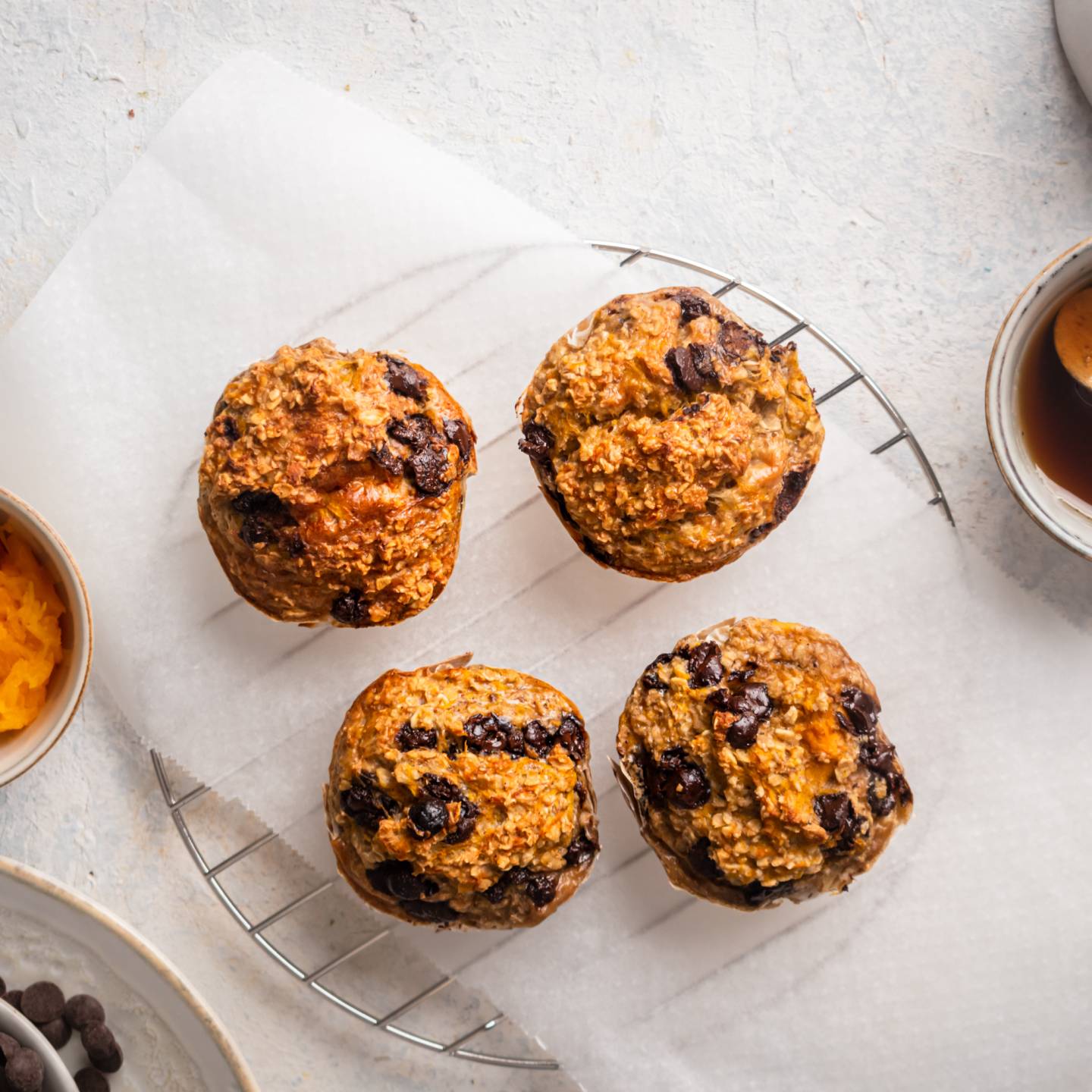 Pumpkin chocolate chip oatmeal muffins with canned pumpkin and chocolate chips on the side.